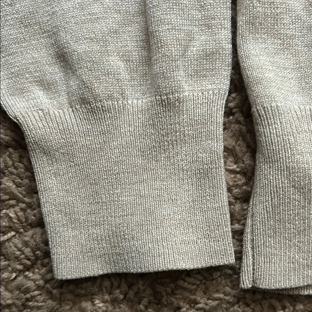 H&M Cream V-Neck Sweater Classic Knit - Picture 4 of 4
